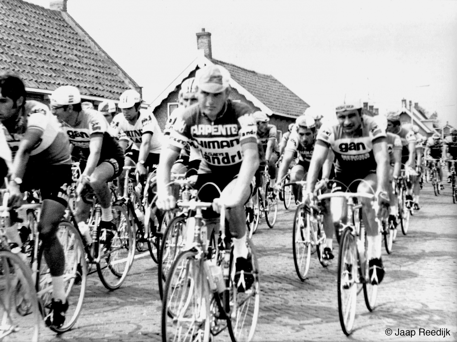Het peloton rijdt over de Molendijk in Klaaswaal. Rechts in de trui van GAN rijdt Raymond Poulidor.