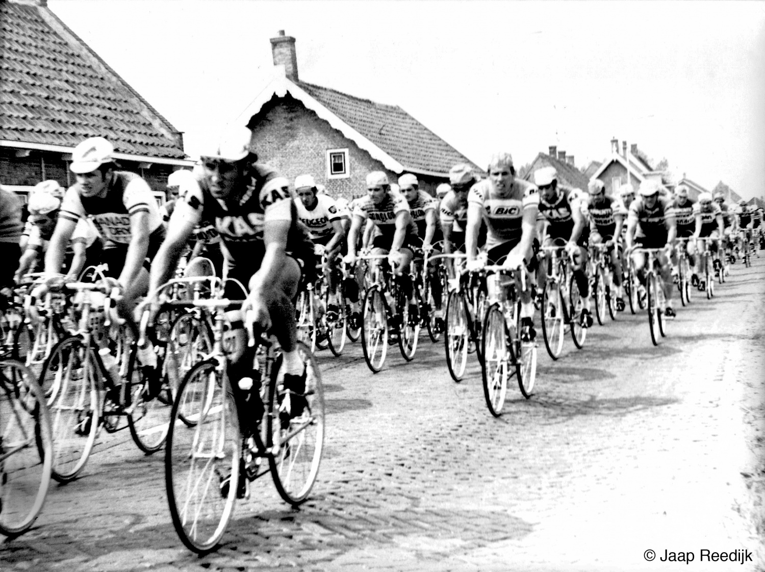 Helemaal rechts rijdt Poulidor in het peloton over de Molendijk in Klaaswaal.